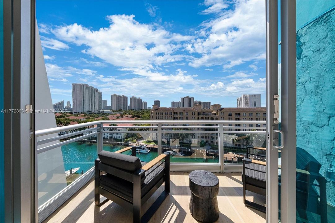 Recently Sold: $980,000 (3 beds, 3 baths, 1869 Square Feet)