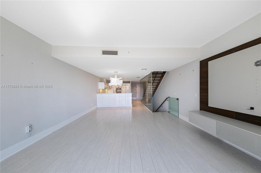 Recently Sold: $980,000 (3 beds, 3 baths, 1869 Square Feet)