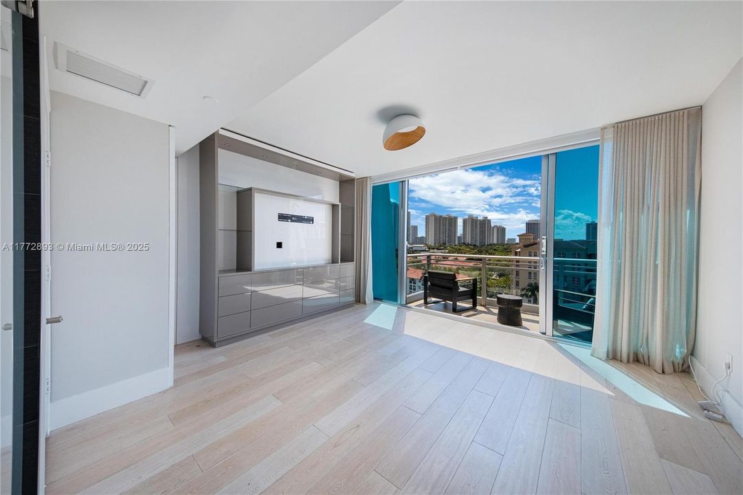 Recently Sold: $980,000 (3 beds, 3 baths, 1869 Square Feet)