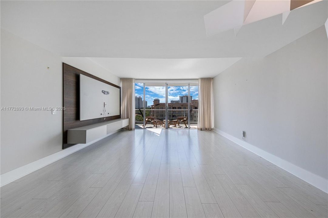 Recently Sold: $980,000 (3 beds, 3 baths, 1869 Square Feet)