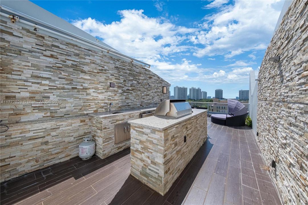 Recently Sold: $980,000 (3 beds, 3 baths, 1869 Square Feet)