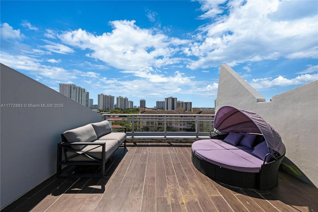 Recently Sold: $980,000 (3 beds, 3 baths, 1869 Square Feet)