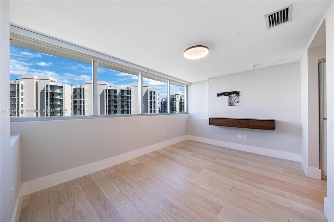 Recently Sold: $980,000 (3 beds, 3 baths, 1869 Square Feet)