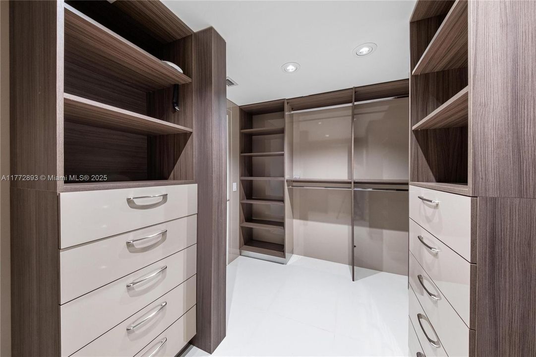 Recently Sold: $980,000 (3 beds, 3 baths, 1869 Square Feet)