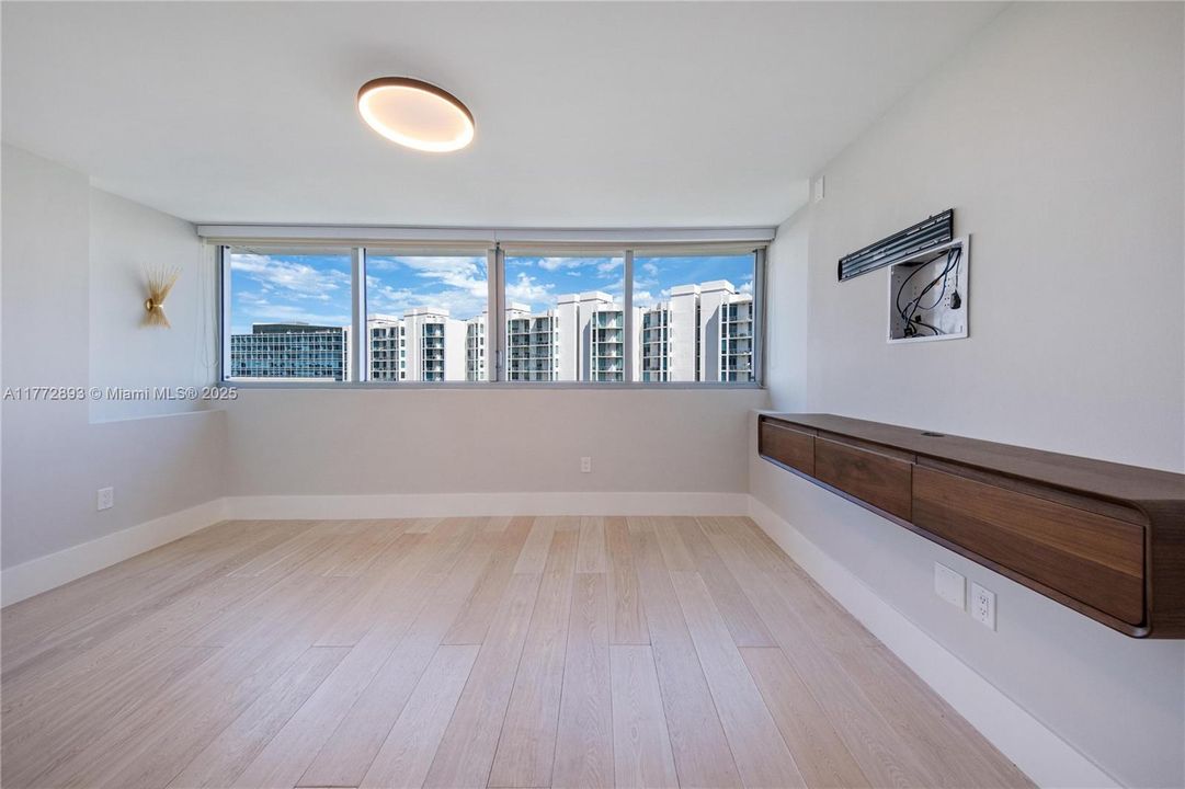 Recently Sold: $980,000 (3 beds, 3 baths, 1869 Square Feet)