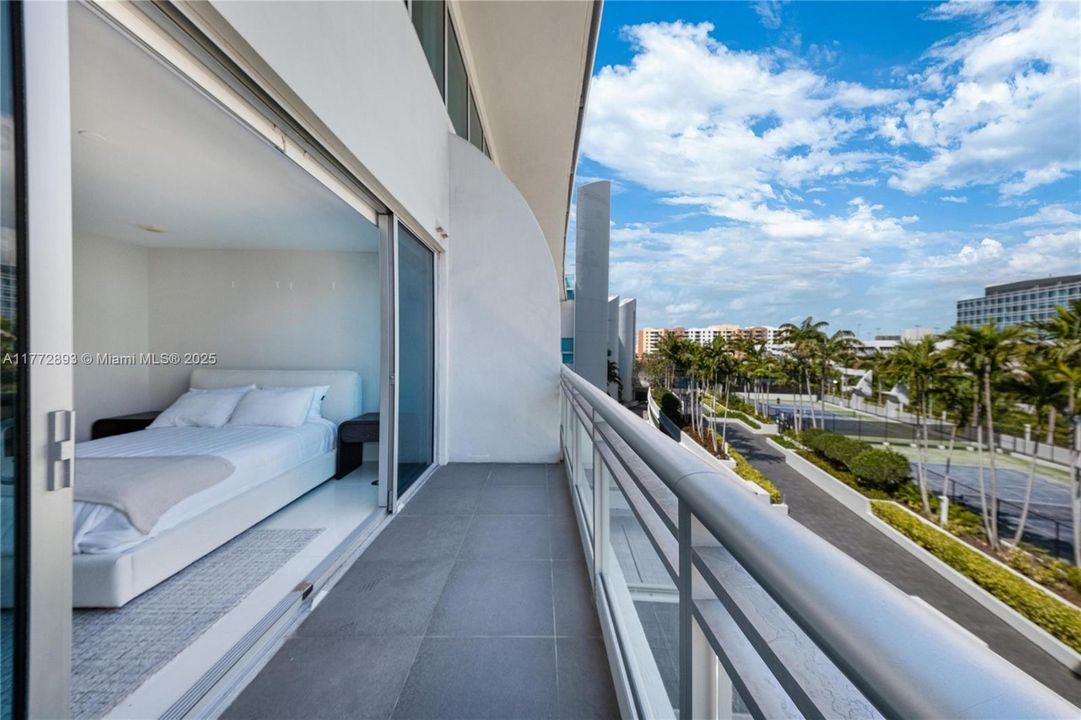 Recently Sold: $980,000 (3 beds, 3 baths, 1869 Square Feet)