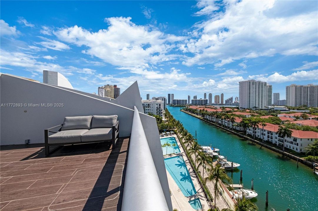 Recently Sold: $980,000 (3 beds, 3 baths, 1869 Square Feet)