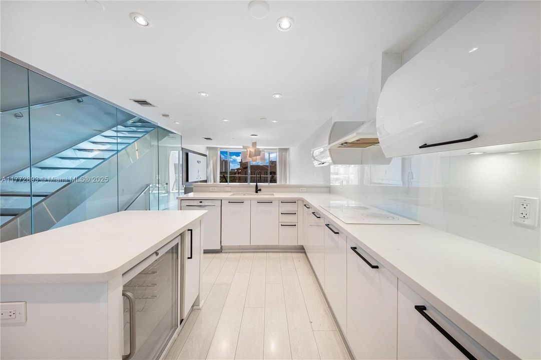 Recently Sold: $980,000 (3 beds, 3 baths, 1869 Square Feet)