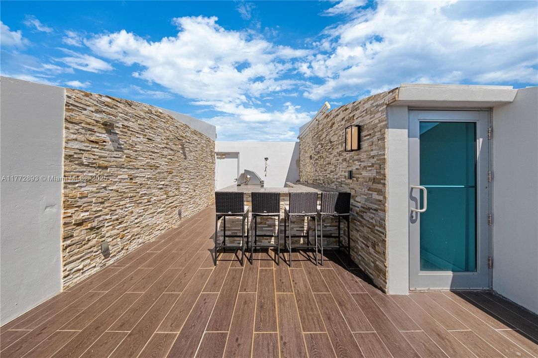 Recently Sold: $980,000 (3 beds, 3 baths, 1869 Square Feet)