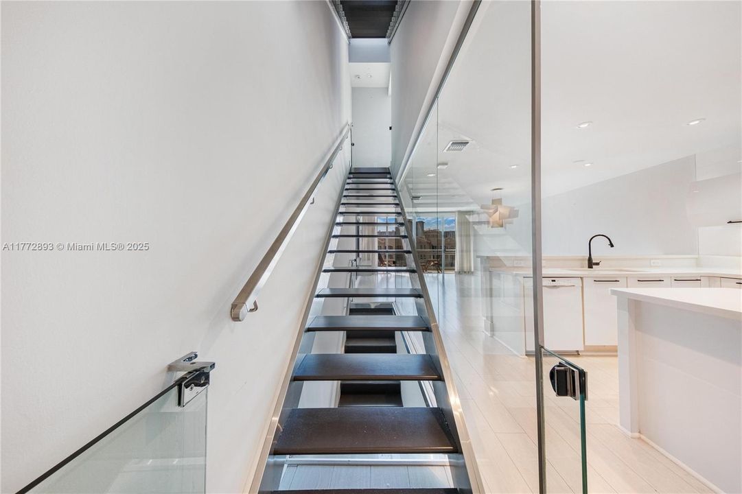 Recently Sold: $980,000 (3 beds, 3 baths, 1869 Square Feet)