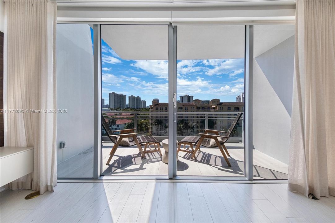 Recently Sold: $980,000 (3 beds, 3 baths, 1869 Square Feet)