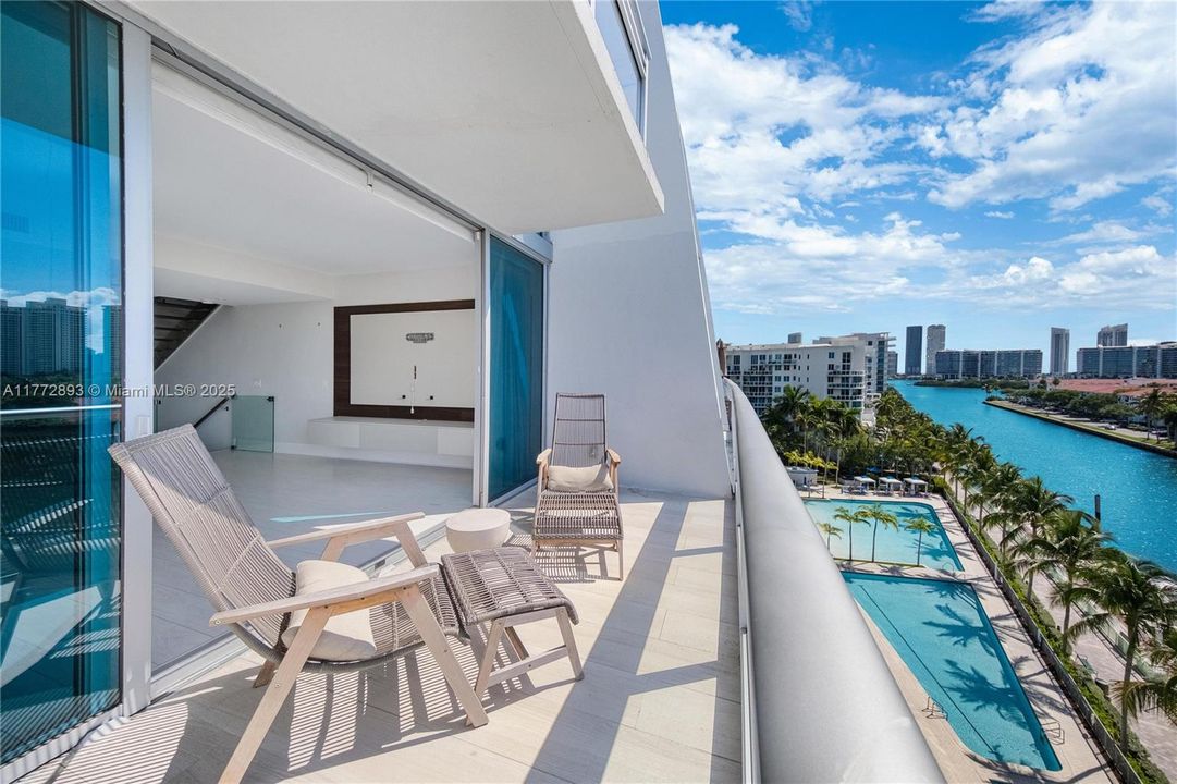 Recently Sold: $980,000 (3 beds, 3 baths, 1869 Square Feet)