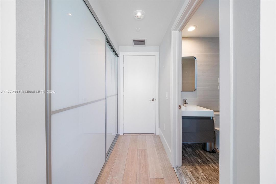 Recently Sold: $980,000 (3 beds, 3 baths, 1869 Square Feet)