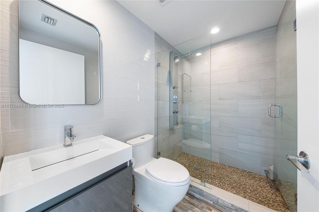 Recently Sold: $980,000 (3 beds, 3 baths, 1869 Square Feet)