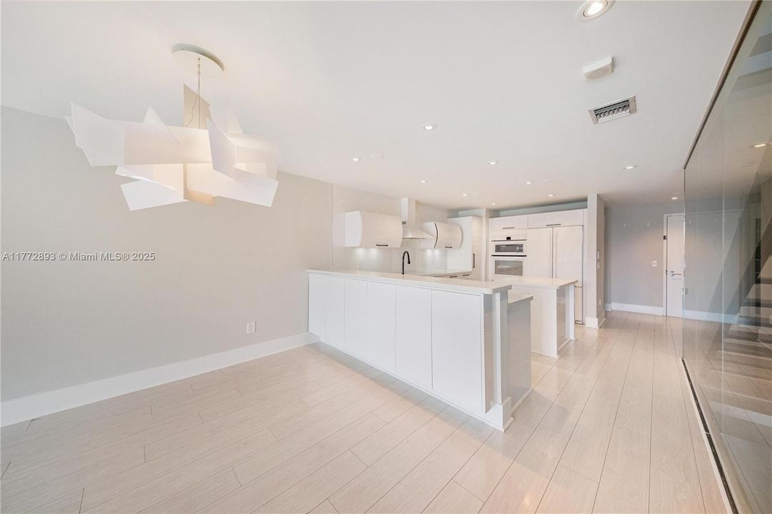 Recently Sold: $980,000 (3 beds, 3 baths, 1869 Square Feet)