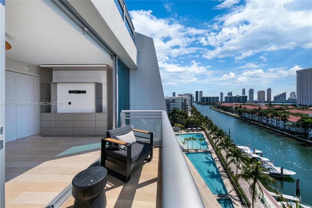 Recently Sold: $980,000 (3 beds, 3 baths, 1869 Square Feet)