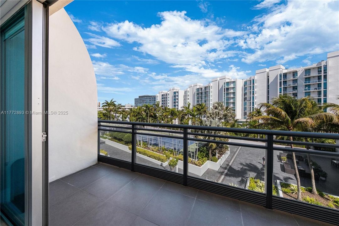 Recently Sold: $980,000 (3 beds, 3 baths, 1869 Square Feet)