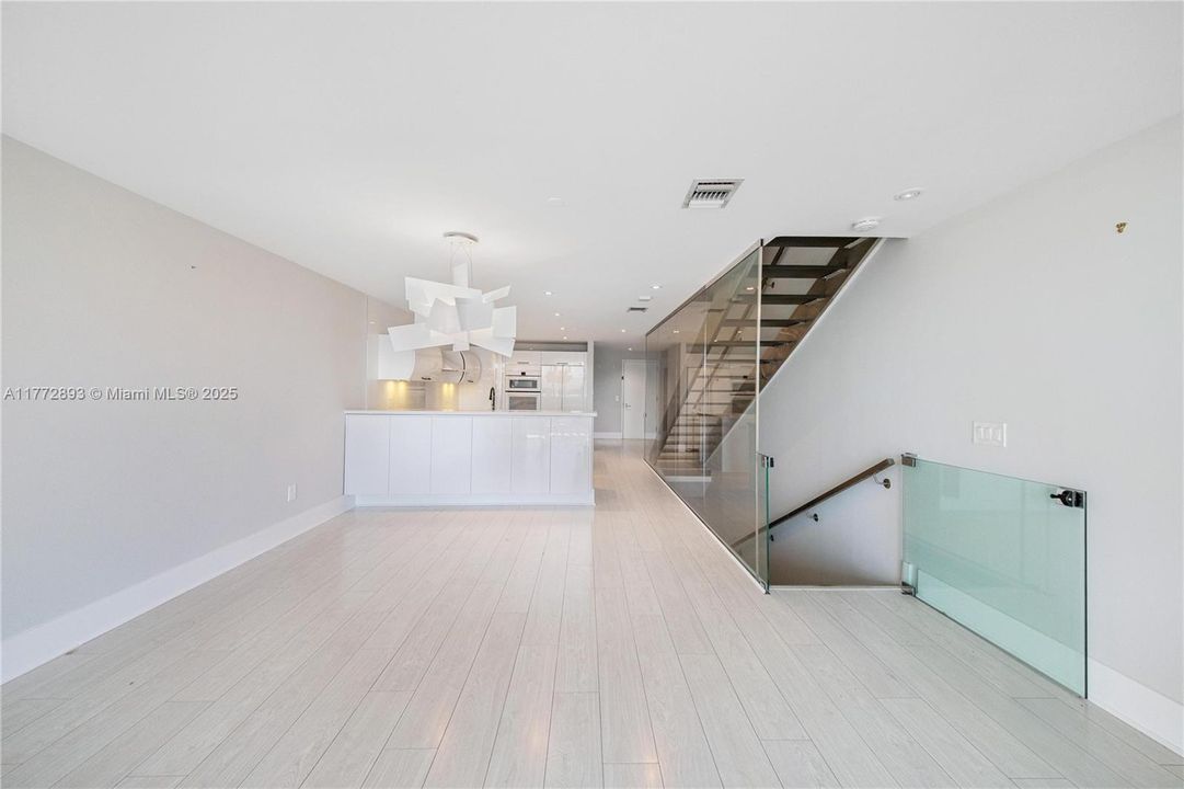 Recently Sold: $980,000 (3 beds, 3 baths, 1869 Square Feet)