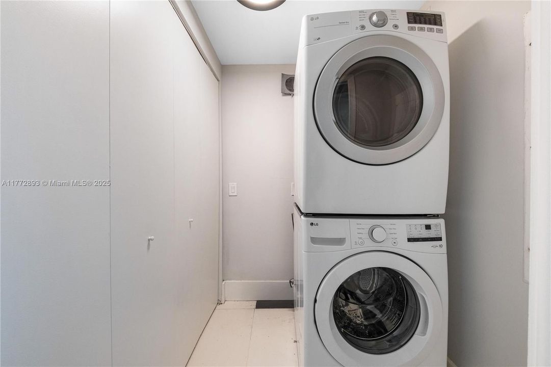 Recently Sold: $980,000 (3 beds, 3 baths, 1869 Square Feet)