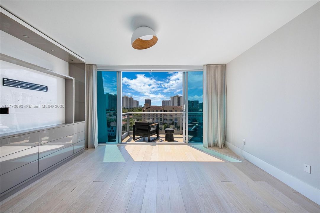 Recently Sold: $980,000 (3 beds, 3 baths, 1869 Square Feet)