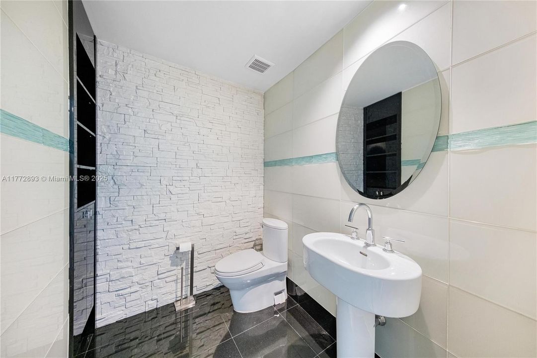 Recently Sold: $980,000 (3 beds, 3 baths, 1869 Square Feet)