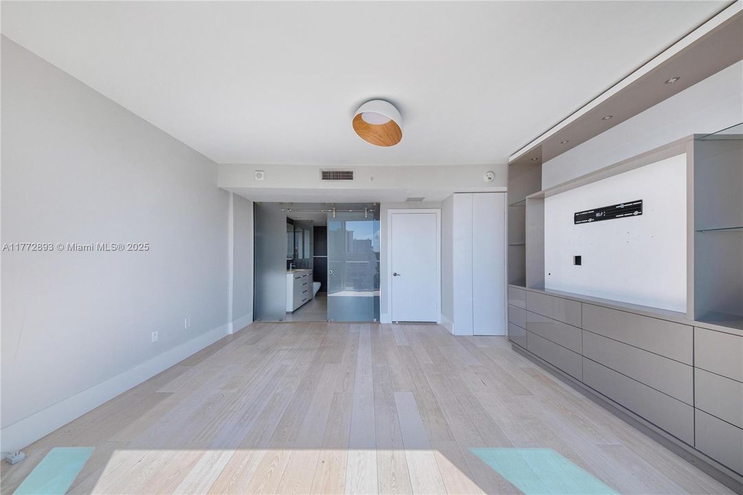 Recently Sold: $980,000 (3 beds, 3 baths, 1869 Square Feet)