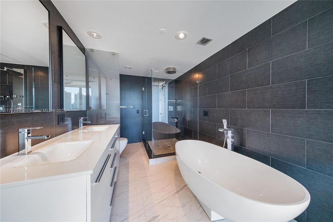 Recently Sold: $980,000 (3 beds, 3 baths, 1869 Square Feet)