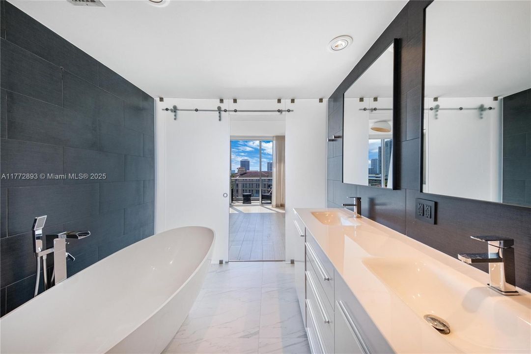 Recently Sold: $980,000 (3 beds, 3 baths, 1869 Square Feet)