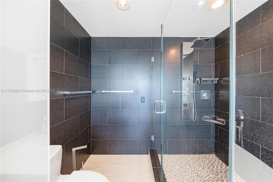 Recently Sold: $980,000 (3 beds, 3 baths, 1869 Square Feet)