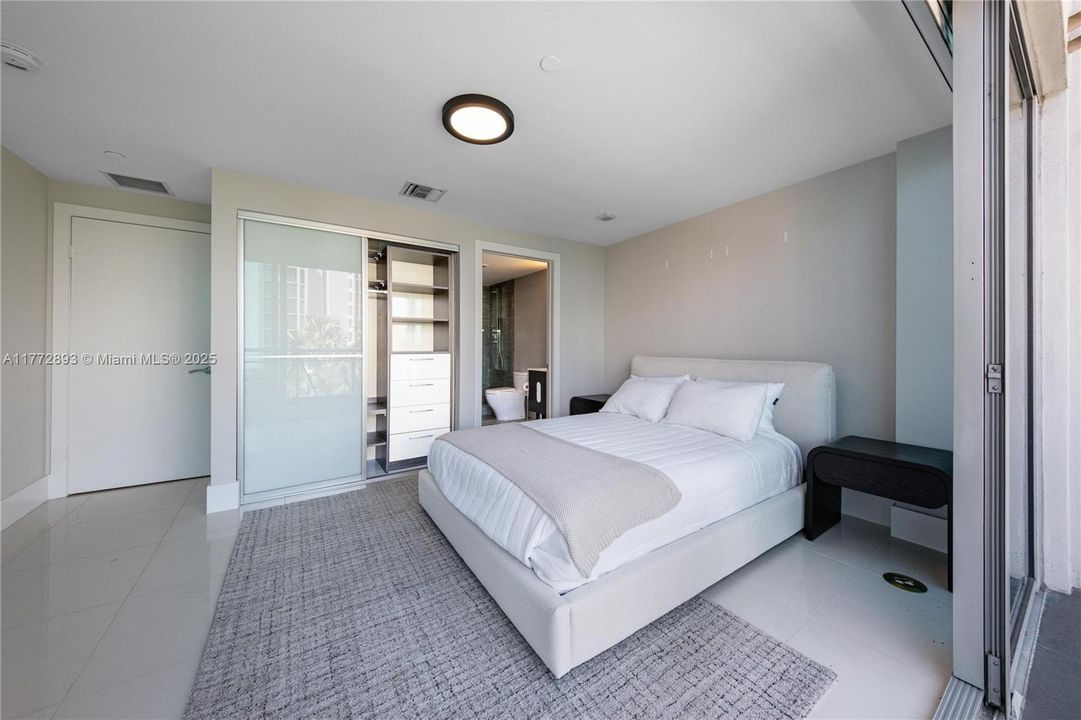 Recently Sold: $980,000 (3 beds, 3 baths, 1869 Square Feet)