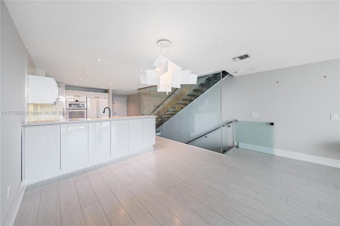 Recently Sold: $980,000 (3 beds, 3 baths, 1869 Square Feet)