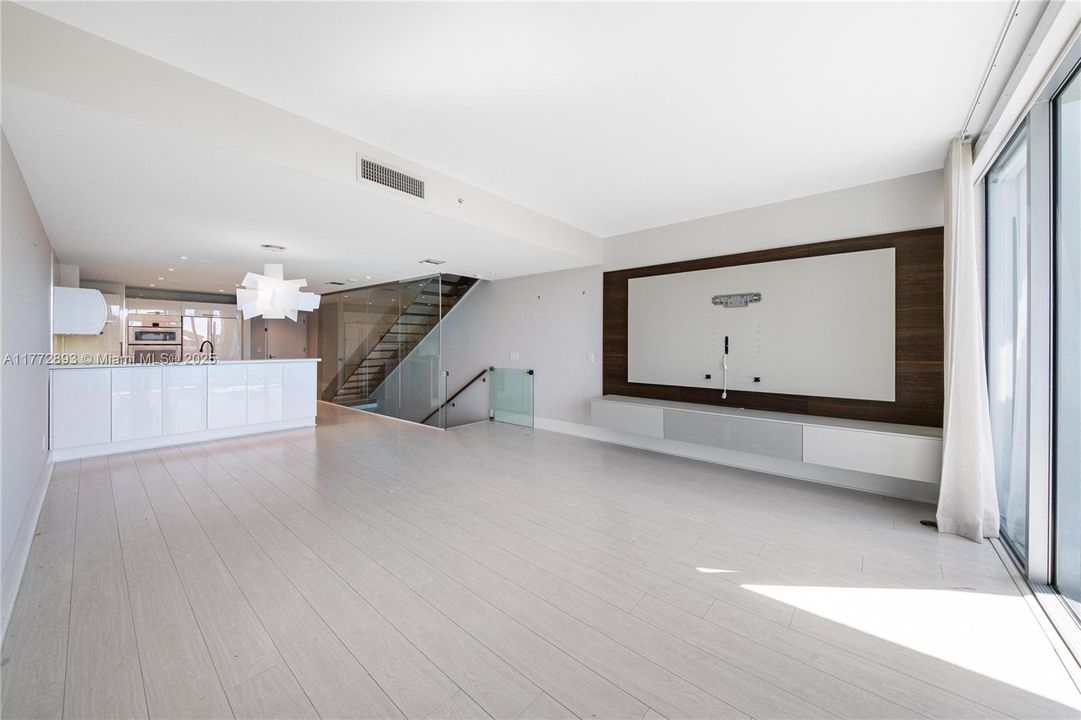 Recently Sold: $980,000 (3 beds, 3 baths, 1869 Square Feet)