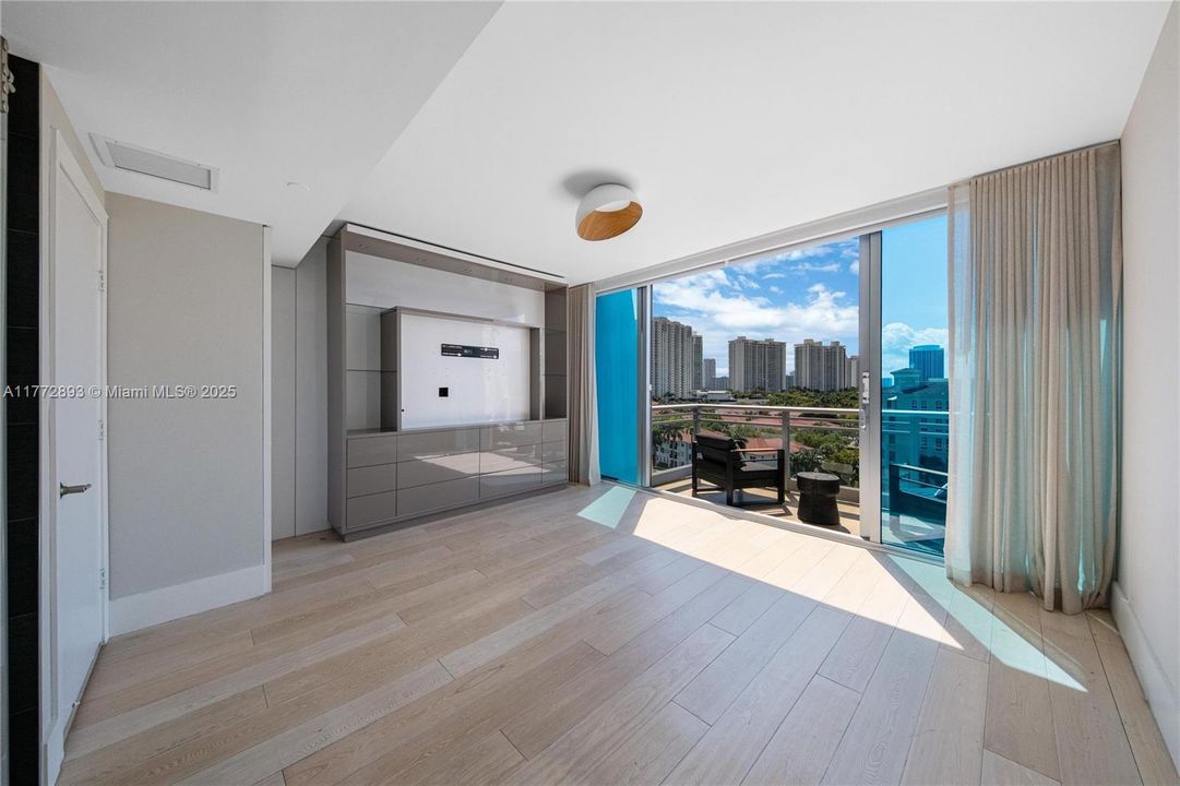 Recently Sold: $980,000 (3 beds, 3 baths, 1869 Square Feet)