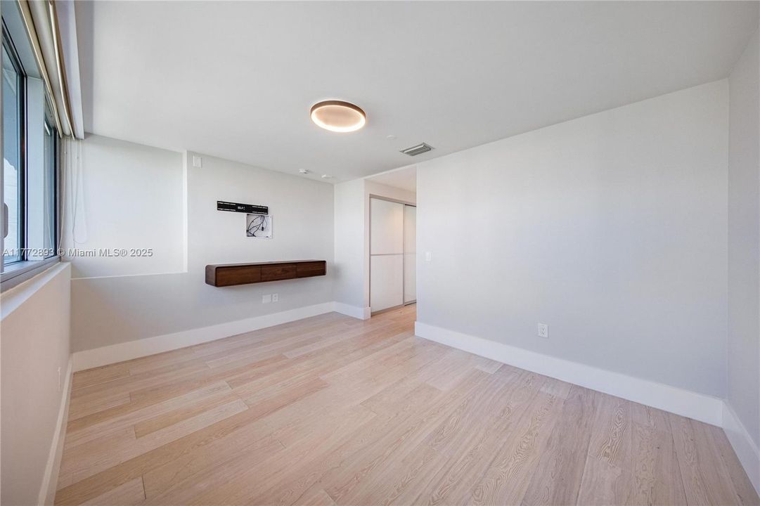 Recently Sold: $980,000 (3 beds, 3 baths, 1869 Square Feet)