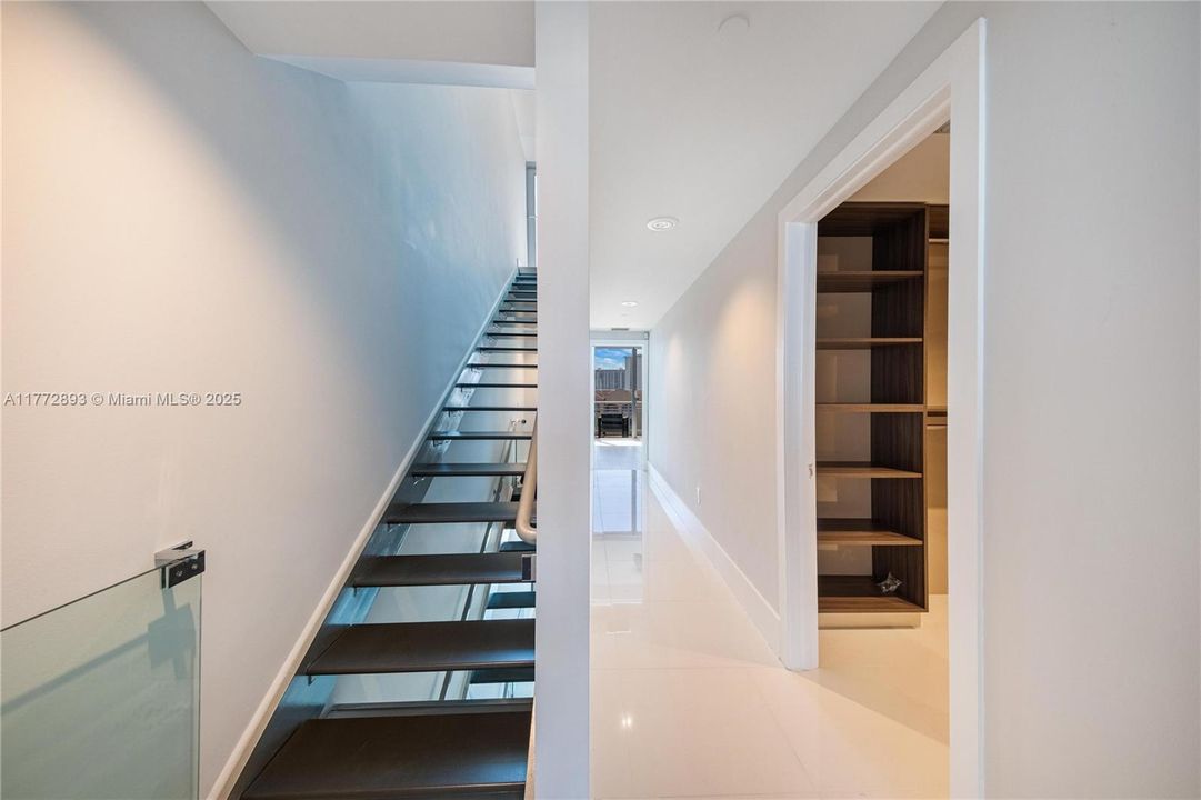 Recently Sold: $980,000 (3 beds, 3 baths, 1869 Square Feet)