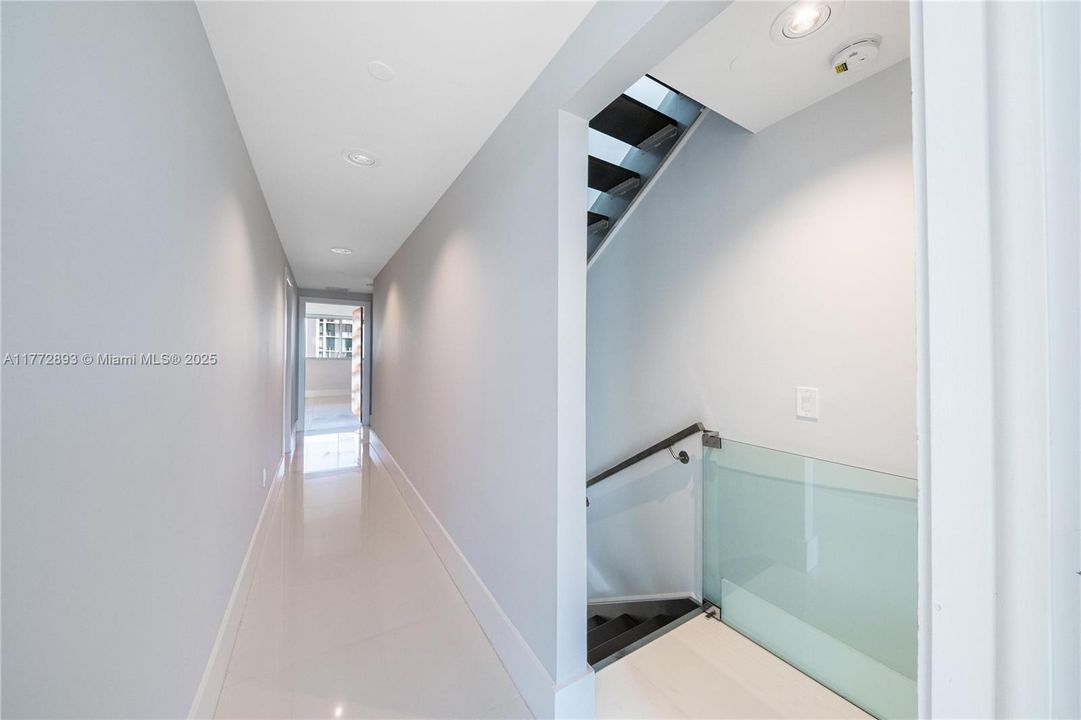 Recently Sold: $980,000 (3 beds, 3 baths, 1869 Square Feet)