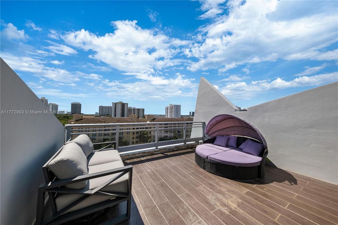 Recently Sold: $980,000 (3 beds, 3 baths, 1869 Square Feet)