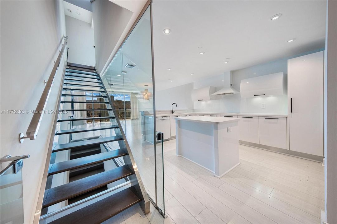 Recently Sold: $980,000 (3 beds, 3 baths, 1869 Square Feet)