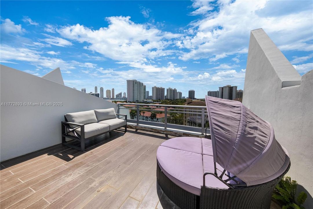 Recently Sold: $980,000 (3 beds, 3 baths, 1869 Square Feet)