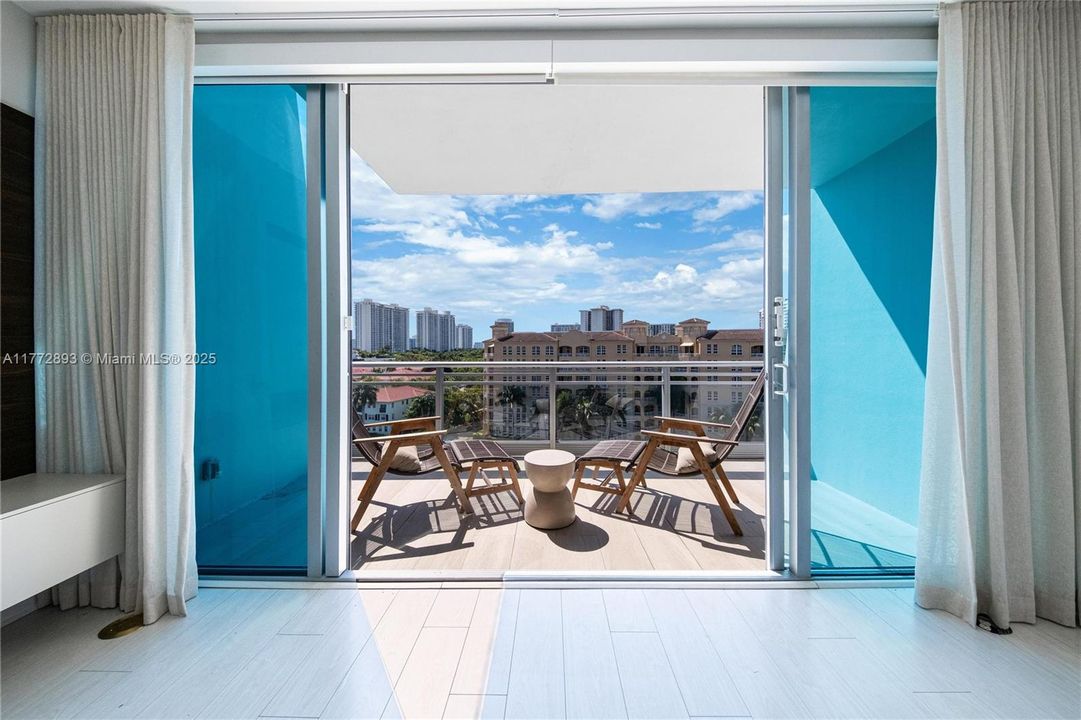 Recently Sold: $980,000 (3 beds, 3 baths, 1869 Square Feet)