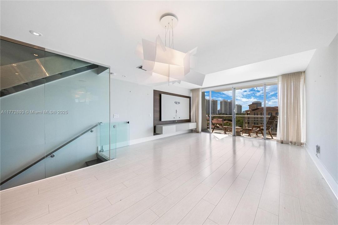 Recently Sold: $980,000 (3 beds, 3 baths, 1869 Square Feet)