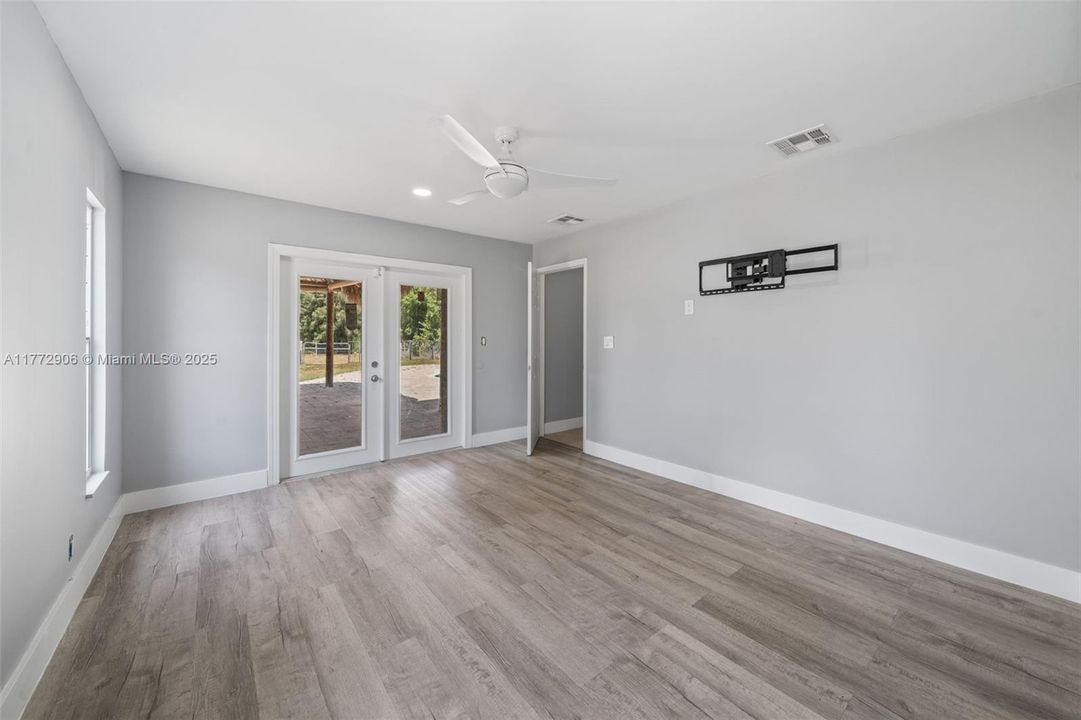 Recently Sold: $1,350,000 (5 beds, 3 baths, 1960 Square Feet)