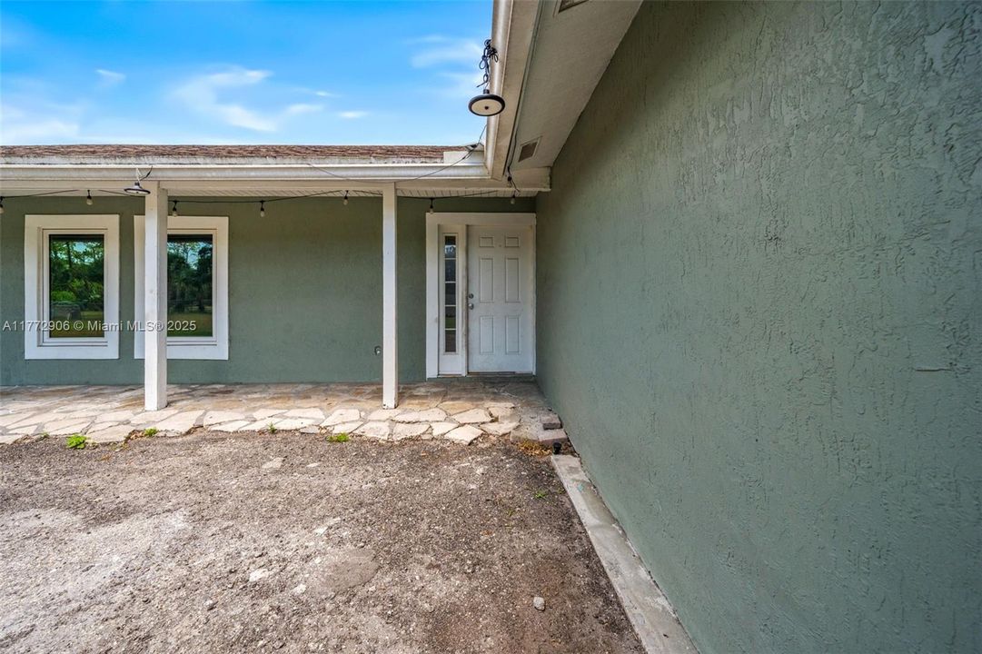 Recently Sold: $1,350,000 (5 beds, 3 baths, 1960 Square Feet)