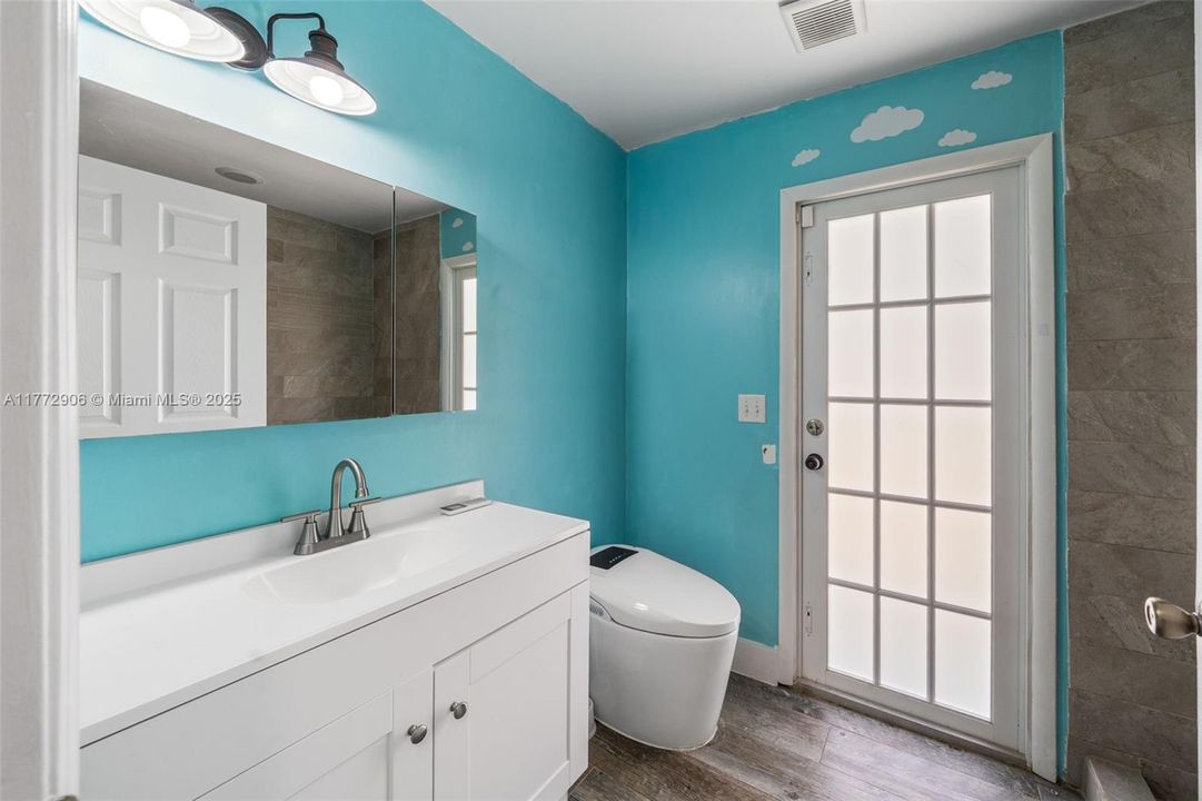 Recently Sold: $1,350,000 (5 beds, 3 baths, 1960 Square Feet)