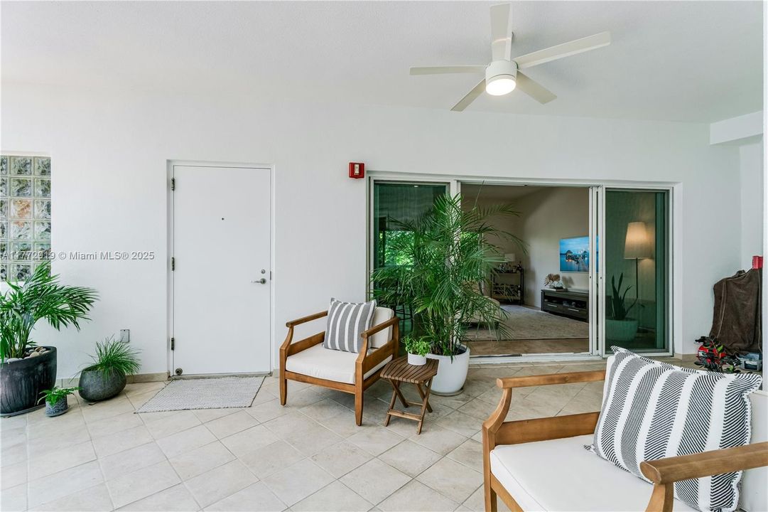 Vendido Recientemente: $1,099,000 (2 camas, 2 baños, 1469 Pies cuadrados)