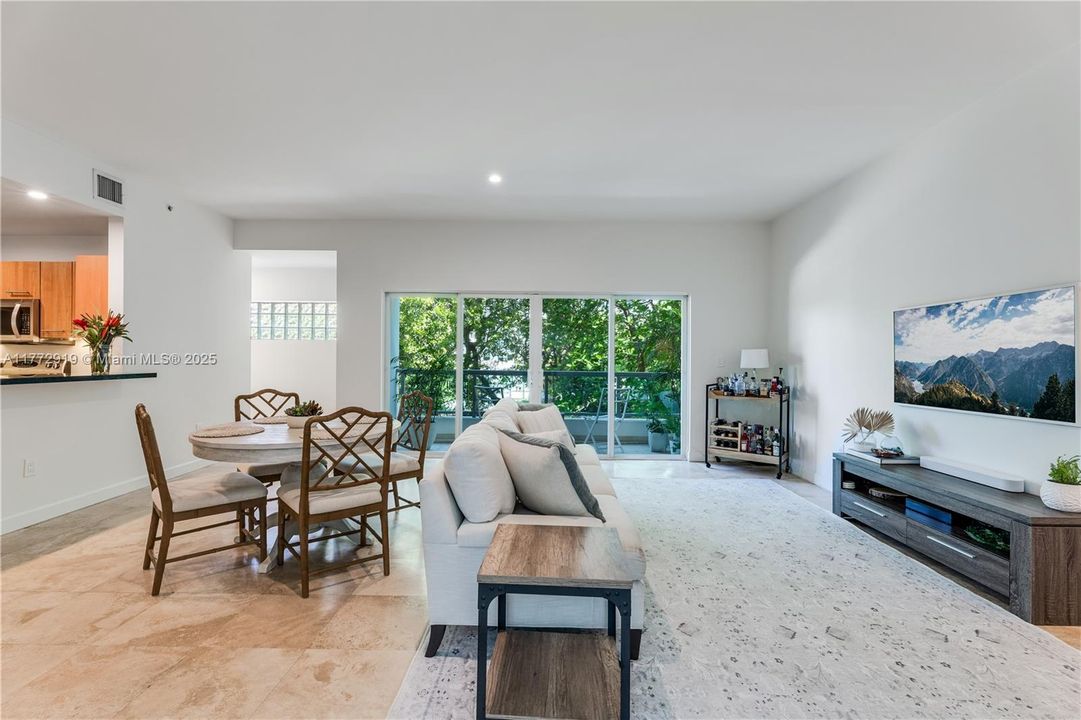 Vendido Recientemente: $1,099,000 (2 camas, 2 baños, 1469 Pies cuadrados)