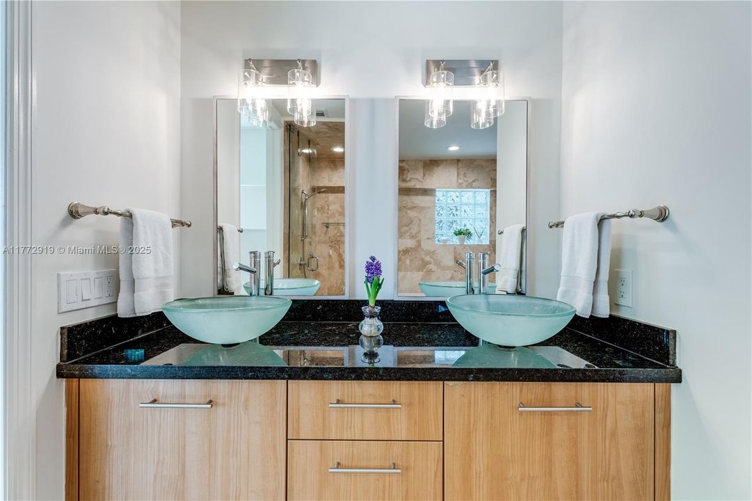 Vendido Recientemente: $1,099,000 (2 camas, 2 baños, 1469 Pies cuadrados)