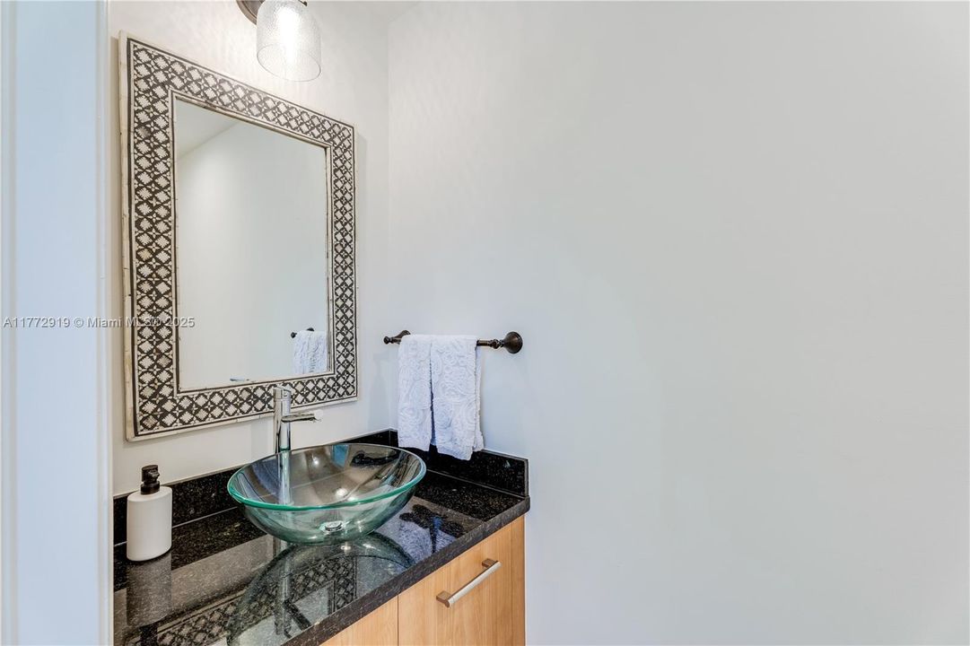 Vendido Recientemente: $1,099,000 (2 camas, 2 baños, 1469 Pies cuadrados)