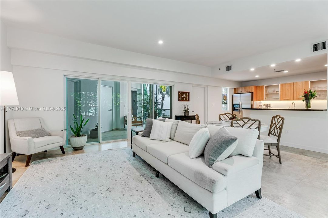 Vendido Recientemente: $1,099,000 (2 camas, 2 baños, 1469 Pies cuadrados)