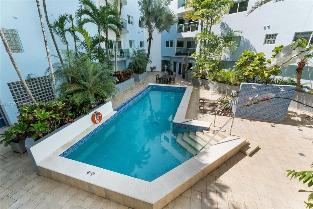 Vendido Recientemente: $1,099,000 (2 camas, 2 baños, 1469 Pies cuadrados)